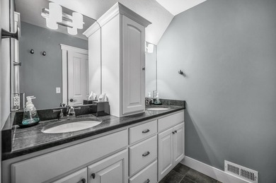 Immaculate, 5 BD 3.5 BA 3,022-sq-ft like-new contemporary in - photo 32