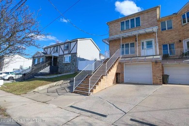 Built in 2005 this one family Colonial features spacious - photo 2