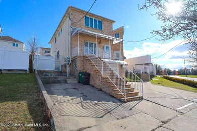 Built in 2005 this one family Colonial features spacious - photo 3