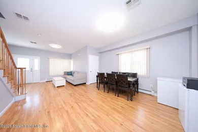 Built in 2005 this one family Colonial features spacious - photo 4