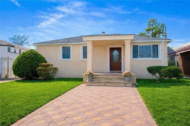Enter into luxury with this elegant brick ranch, perfectly - photo 1