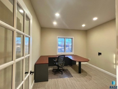 Prime executive office opportunity overlooking the 18th green in - photo 9