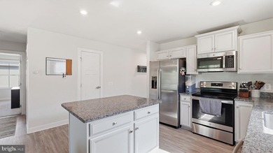 Enjoy easy living in the sought-after Pendleton golf course - photo 17
