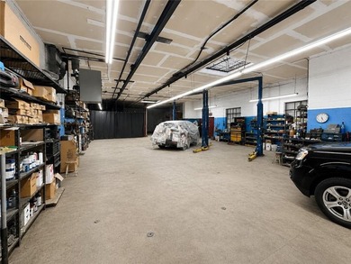 Excellent opportunity to own a 4,000 SF commercial garage / flex - photo 3
