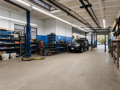 Excellent opportunity to own a 4,000 SF commercial garage / flex - photo 4