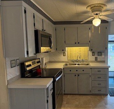 This 1974 RITZ home has 2 Bedrooms and 1.5 Baths and a bonus - photo 4