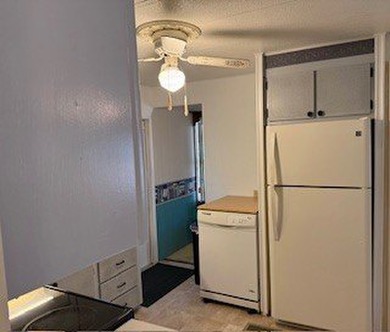 This 1974 RITZ home has 2 Bedrooms and 1.5 Baths and a bonus - photo 5