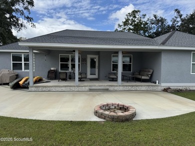 House features a large lot on approximately 30 Acre Lake, Stucco - photo 2