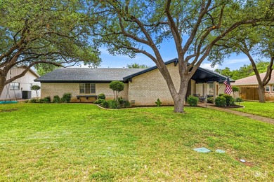 Welcome home to this spacious 3-bedroom, 2-bathroom residence - photo 4