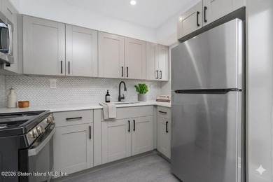 Fully Renovated Townhouse Near Forest Ave - Building size 14x42 - photo 5