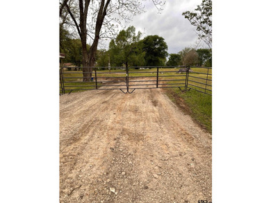 Welcome to this exceptional 2.8-acre property in Chandler, Texas - photo 2