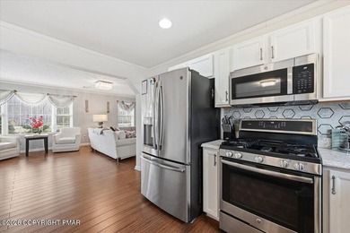 Welcome to this beautifully maintained split-level home offering - photo 31