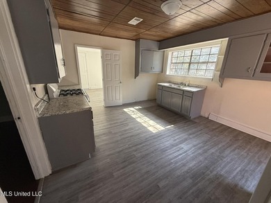 investment home located on a huge corner lot. Presently under - photo 13