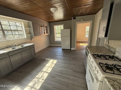 investment home located on a huge corner lot. Presently under - photo 14