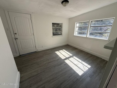 investment home located on a huge corner lot. Presently under - photo 15