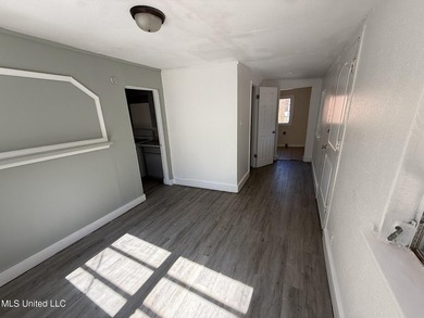 investment home located on a huge corner lot. Presently under - photo 16