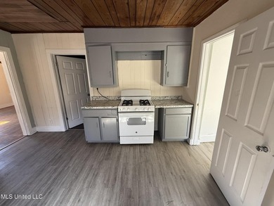 investment home located on a huge corner lot. Presently under - photo 19