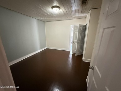 investment home located on a huge corner lot. Presently under - photo 20