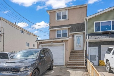 Beautifully maintained smart two-family home in a prime - photo 1