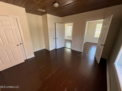 investment home located on a huge corner lot. Presently under - photo 24