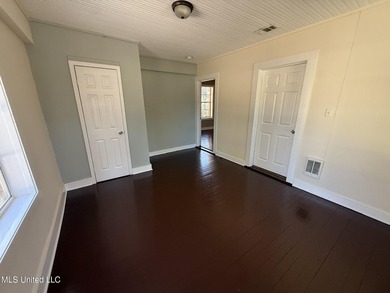 investment home located on a huge corner lot. Presently under - photo 28