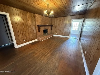investment home located on a huge corner lot. Presently under - photo 32