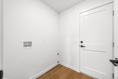 Welcome to this beautifully updated 4-bedroom, 2-bathroom - photo 32
