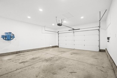 Welcome to this beautifully updated 4-bedroom, 2-bathroom - photo 40