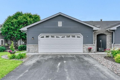 Rare end-unit, one-level townhome on Castlewood Golf Course - photo 2