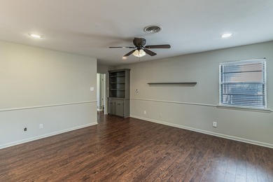 Well-maintained 3-bedroom, 2-bath home situated on a spacious - photo 2