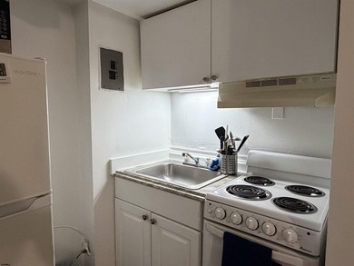 Adorable semi-renovated beach block studio condo steps away from - photo 15