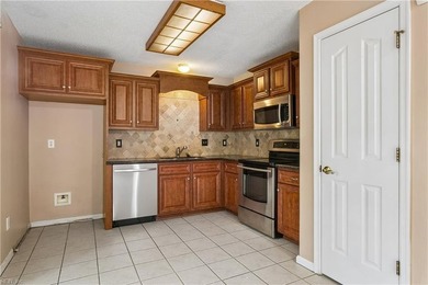 This charming home is ready for move in! A beautiful home - photo 16