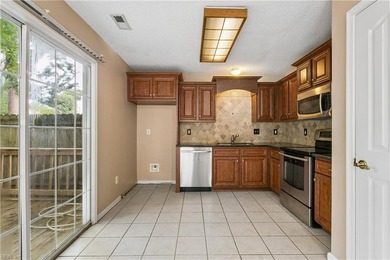 This charming home is ready for move in! A beautiful home - photo 17