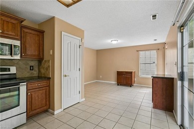 This charming home is ready for move in! A beautiful home - photo 20