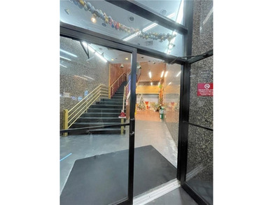 Prime opportunity in the heart of Chinatown! This fully vacant - photo 5