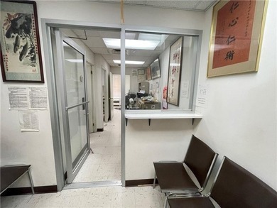 Prime opportunity in the heart of Chinatown! This fully vacant - photo 6