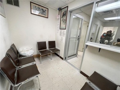 Prime opportunity in the heart of Chinatown! This fully vacant - photo 7