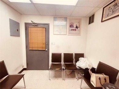 Prime opportunity in the heart of Chinatown! This fully vacant - photo 8