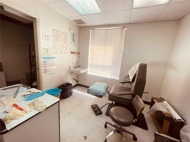 Prime opportunity in the heart of Chinatown! This fully vacant - photo 9
