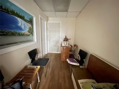Prime opportunity in the heart of Chinatown! This fully vacant - photo 8