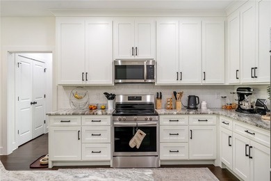 Welcome to this beautifully crafted custom home by Baumgarner - photo 10