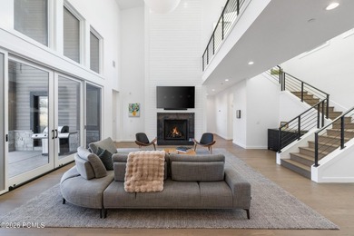 With mountain views and thoughtfully designed living spaces - photo 4
