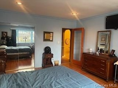 Welcome to this charming home in Staten Island, just five - photo 16