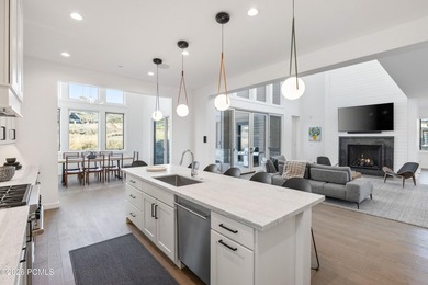 With mountain views and thoughtfully designed living spaces - photo 8