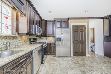 Well-maintained, over 2,000 sq ft detached two-family home - photo 10