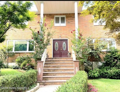 Nestled on a serene cul-de-sac in the prestigious Richmond Town - photo 1