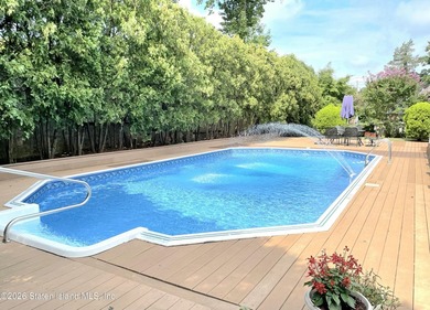 Nestled on a serene cul-de-sac in the prestigious Richmond Town - photo 9