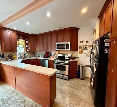 Prime Sheepshead Bay location! Close to shopping, transportation - photo 4