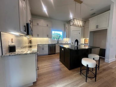 This stunning home is the perfect blend of style and - photo 4
