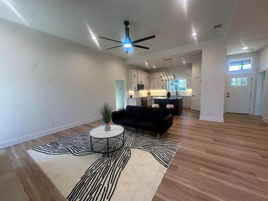 This stunning home is the perfect blend of style and - photo 7